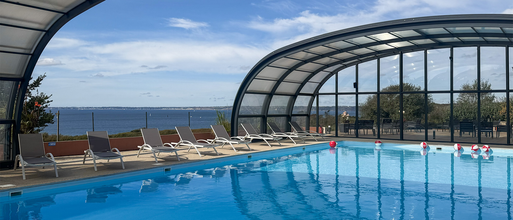 terrasses piscine et bar axees plein ouest